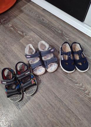 Сандалии три пары.