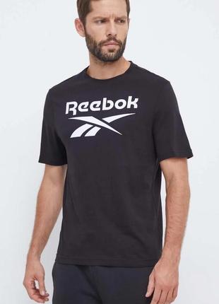 Чорна футболка від reebok