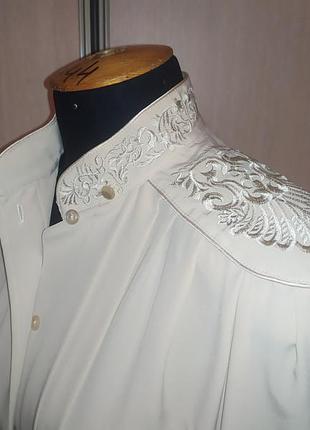 Винтажная блуза с вышивкой. погоны