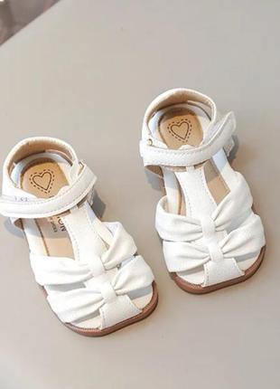 Неймовірні сандалики для дівчинки білі 16см