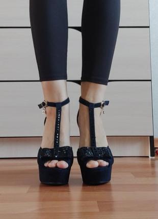 Женские босоножки на высоком каблуке4 фото