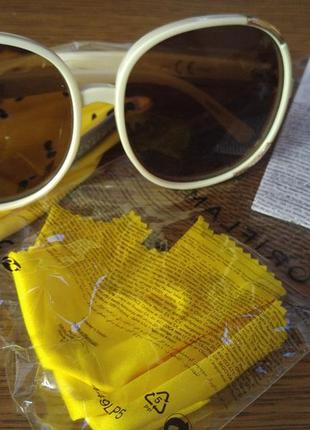 Солнцезащитные очки в светлой оправе+ чехол+серветка2 фото