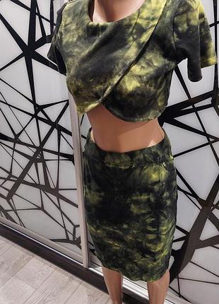 Костюм в рубчик топ и юбка абстракция хаки