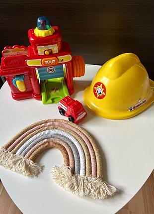 Набор пожарного, пожарная часть, каска и машина