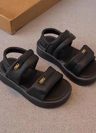 Гарні босоніжки