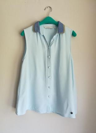 Стильная блуза без рукавов с оригинальным воротничком от numph