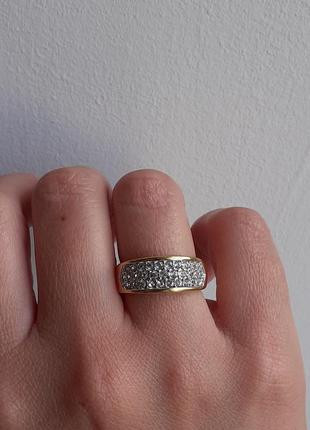 Красивое кольцо с кристаллами