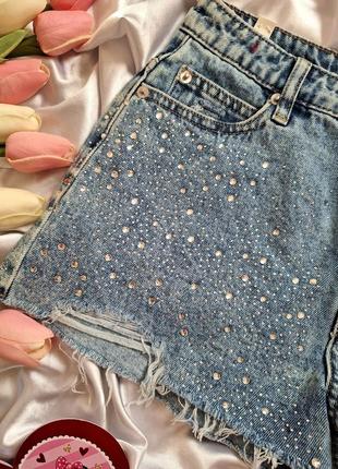 Короткие джинсовые шорты в стразах камушками мини