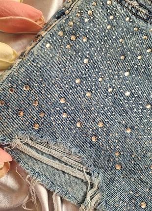 Короткие джинсовые шорты в стразах камушками мини