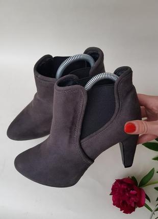 Стильні базові замшеві ботильйони черевички челсі з боковими гумовими вставками