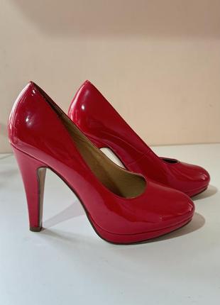 Червоні шкіряні туфлі