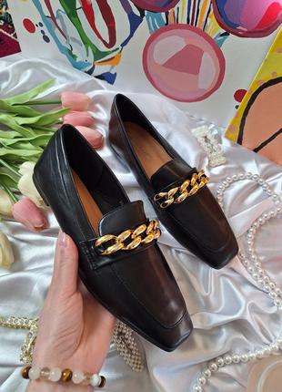 Чорні туфлі лофери з квадратним носиком з золотим ланцюжком балетки