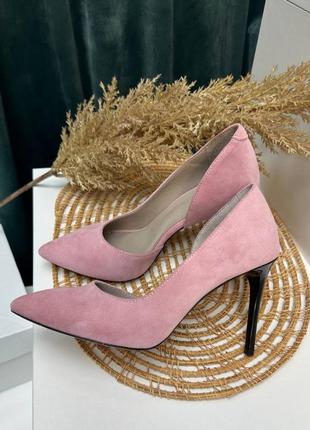 Туфли лодочки из итальянской кожи и замши женские на каблуке заколочки пудровые розовые