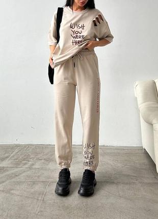 Прогулочный костюм футболка и джогеры