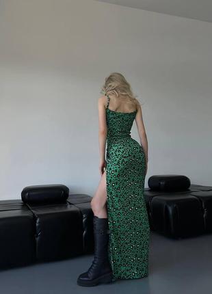 Леопардовое платье с открытыми плечами приталенного силуэта5 фото