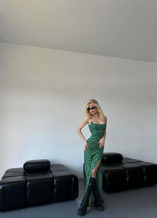 Леопардовое платье с открытыми плечами приталенного силуэта3 фото