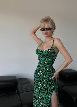 Леопардовое платье с открытыми плечами приталенного силуэта4 фото
