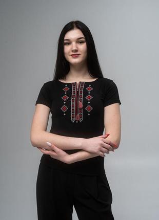 Дивовижна вишита жіноча футболка