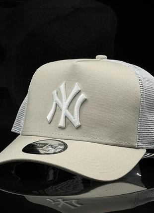 Оригінальна бежева кепка з сіткою new era new york yankees trucker