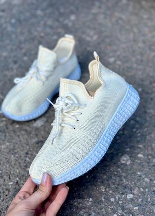 Класична модель yeezy в бежевому кольорі, розмір 36-41