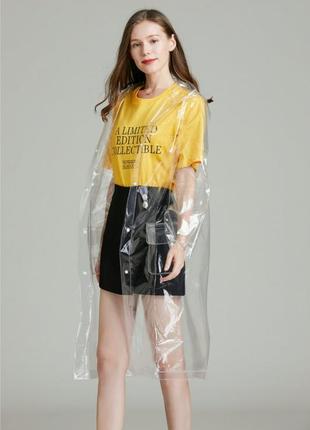 Женский прозрачный дождевик с капюшоном и козырьком с накладными карманами. дождевой плащ