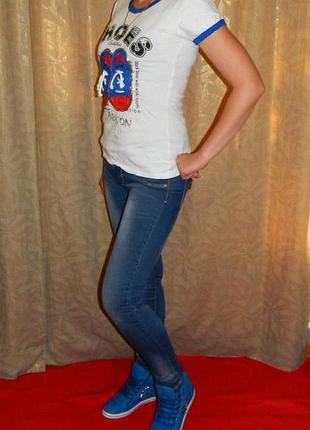 Нова жіноча біла футболка з кросівками р. 42-44 "como"