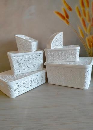 Білий набір ажурних контейнерів з двома підставкаами