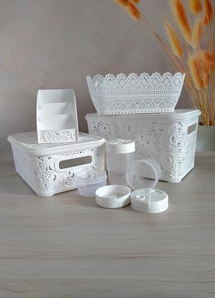 Білий набір посуду для дому та кухні