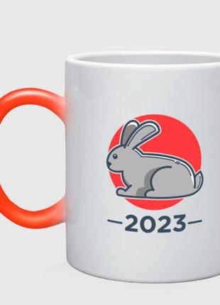 Чашка с принтом хамелеон «кролик 2023» (цвет чашки на выбор)