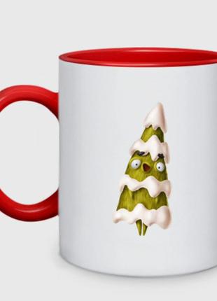 Чашка с принтом двухцветная «удивленная елочка в снегу» (цвет чашки на выбор)