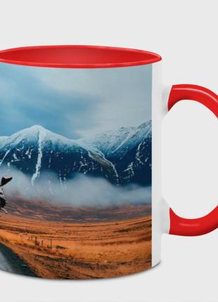 Чашка с принтом  «мотоцикл в горах» (цвет чашки на выбор)