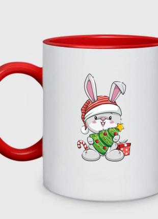 Чашка с принтом двухцветная «новогодний кролик с елочкой» (цвет чашки на выбор)