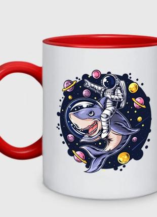 Чашка з принтом  двоколірний «астронавт катається на акулі в космосі» (колір чашки на вибір)