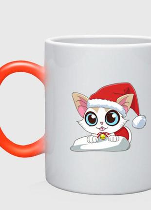 Чашка с принтом хамелеон «милый санта-кот» (цвет чашки на выбор)