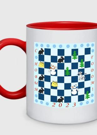 Чашка с принтом двухцветная «новогодняя шахматная доска с кроликами и снеговиком» (цвет чашки на выбор)