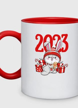 Чашка с принтом двухцветная «зайка в подарках 2023» (цвет чашки на выбор)