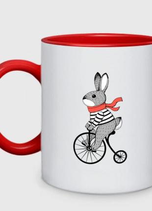 Чашка с принтом двухцветная «заяц на велосипеде» (цвет чашки на выбор)