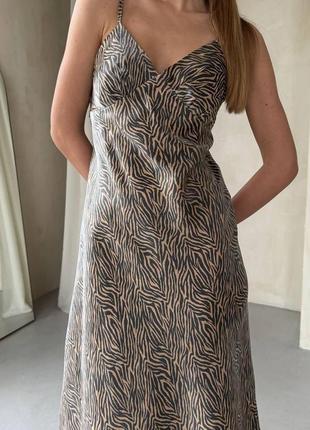 Женское изящное легкое классическое длинное платье шелк миди без рукавов бежевый, молочный, графит3 фото