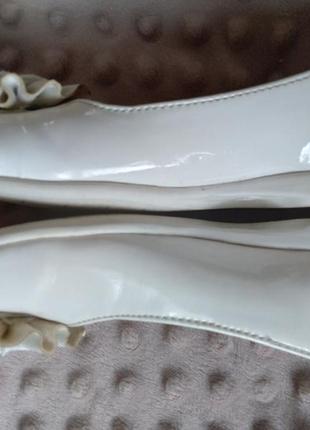 Білі туфельки на дівчинку5 фото