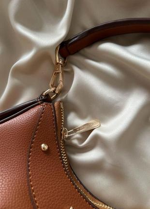 Брендова жіноча сумка багет майкл корс жіноча сумка-багет michael kors коричнева вмістка сумочка на плече4 фото