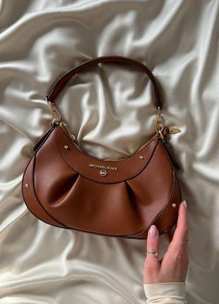 Брендова жіноча сумка багет майкл корс жіноча сумка-багет michael kors коричнева вмістка сумочка на плече2 фото