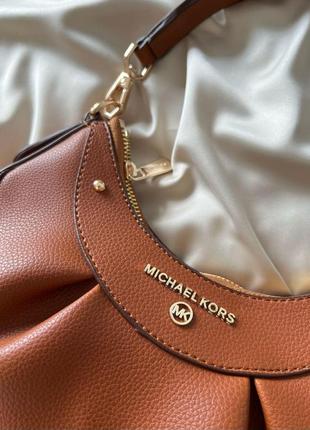 Брендова жіноча сумка багет майкл корс жіноча сумка-багет michael kors коричнева вмістка сумочка на плече5 фото