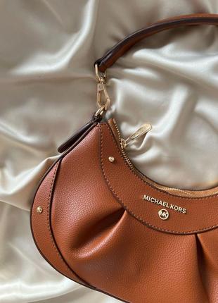 Брендова жіноча сумка багет майкл корс жіноча сумка-багет michael kors коричнева вмістка сумочка на плече3 фото