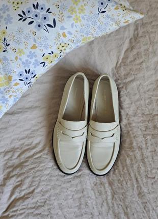 Женские лоферы молочные туфли pull & bear
