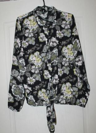 Красива блуза в квітковий принт