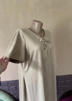 Нежное платье бежевое размером 123 фото