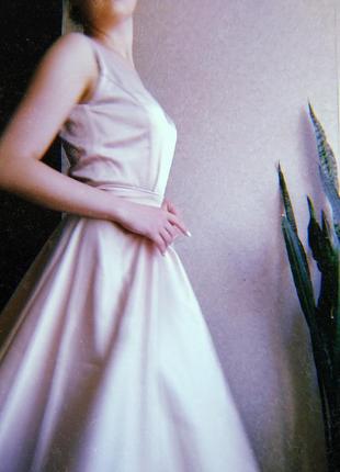 Плаття довжини міді рожево-золотого кольору, сукня