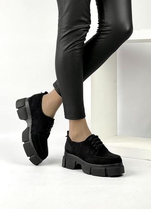 Черные замшевые туфли на высокой подошве2 фото