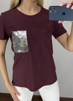 Бордовая футболка с пайетками. mohito. размер xs.1 фото