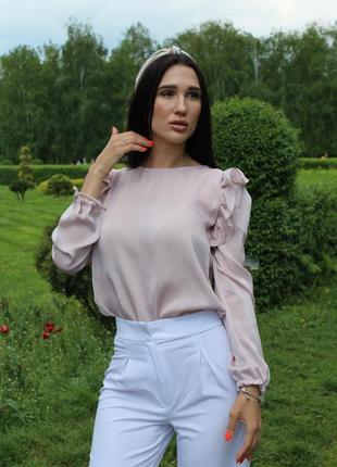 Атласная блузка с рюшами